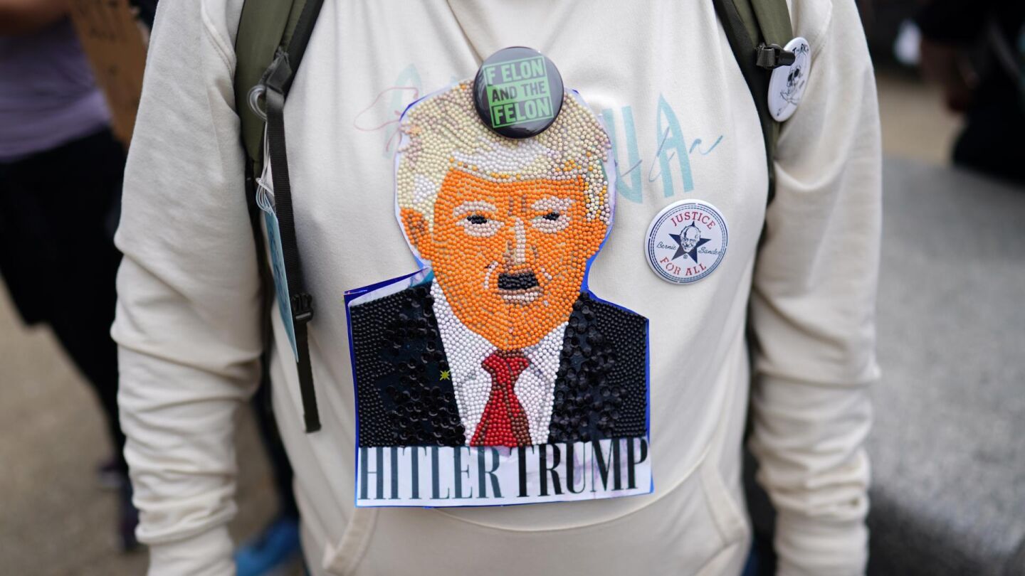 Detalle de uno de los manifestantes en la protesta contra Trump en Washington. 