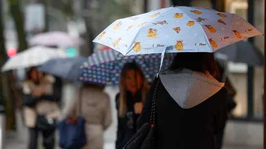 Paraguas abiertos en una ciudad de España Paraguas abiertos en una ciudad de España