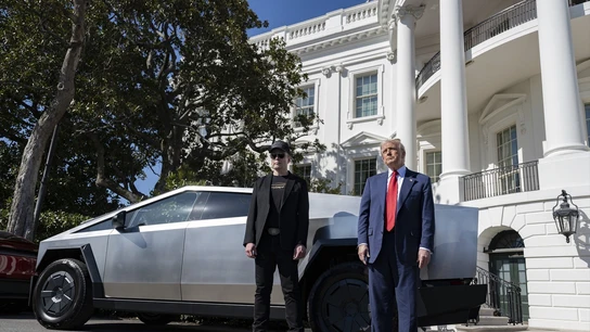 Elon Musk y Donald Trump, con un Tesla detrás Elon Musk y Donald Trump, con un Tesla detrás
