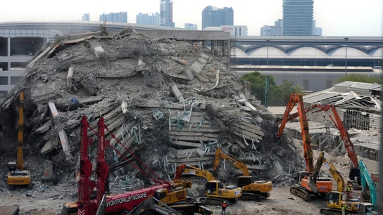 Maquinaria pesada trabaja entre los escombros del edificio derrumbado en Bangkok por el terremoto de finales de marzo. Maquinaria pesada trabaja entre los escombros del edificio derrumbado en Bangkok por el terremoto de finales de marzo.