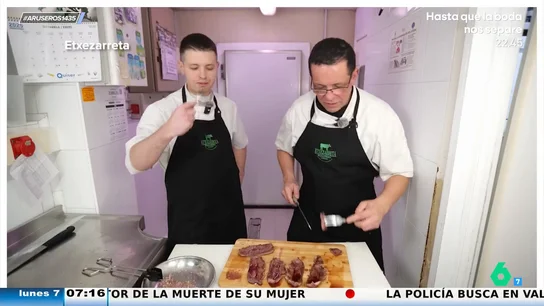 ¿Se debe echar la sal antes, durante o después de cocinar la carne? Dos carniceros te dan la respuesta definitiva ¿Se debe echar la sal antes, durante o después de cocinar la carne? Dos carniceros te dan la respuesta definitiva