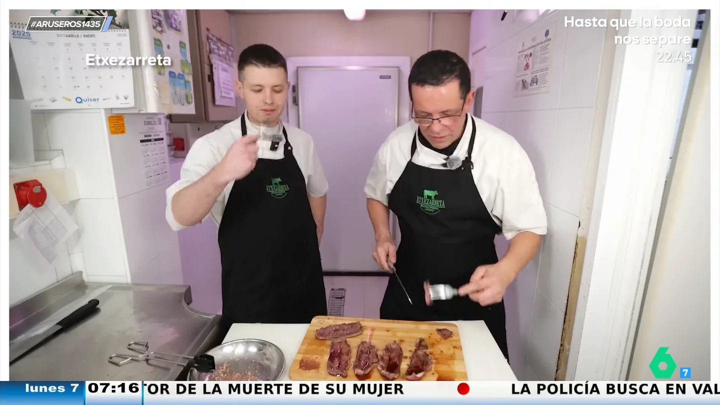 ¿Se debe echar la sal antes, durante o después de cocinar la carne? Dos carniceros te dan la respuesta definitiva ¿Se debe echar la sal antes, durante o después de cocinar la carne? Dos carniceros te dan la respuesta definitiva