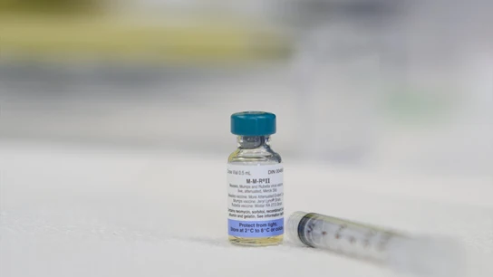 Una dosis de la vacuna contra el sarampión. Una dosis de la vacuna contra el sarampión.