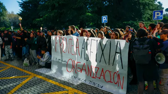 Concentración ante el rectorado de la Complutense, este martes. Concentración ante el rectorado de la Complutense, este martes.