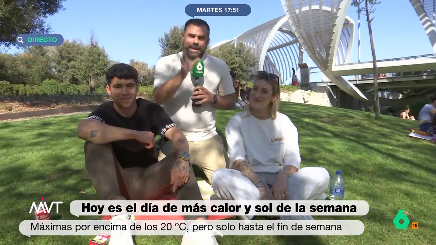 Javier Bastida se 'acopla' al plan de una chica y un chico e Iñaki López reacciona "Una historia de amor que podía ser bonita y que no acabará de despegar nunca por su presencia", comenta Iñaki López al ver cómo Javier Bastida se sienta en medio de una chica y un chico que disfrutan de la tarde en Madrid Río.