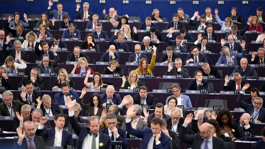 Miembros del Parlamento Europeo votan en un pleno Miembros del Parlamento Europeo votan en un pleno