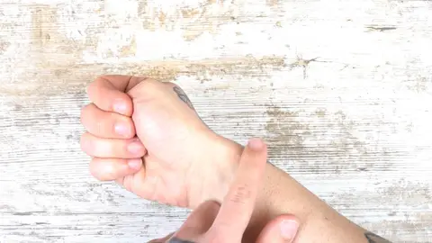 Dolor en el pulgar por el móvil? Descubre si puedes tener tendinitis con este test Dolor en el pulgar por el móvil? Descubre si puedes tener tendinitis con este test