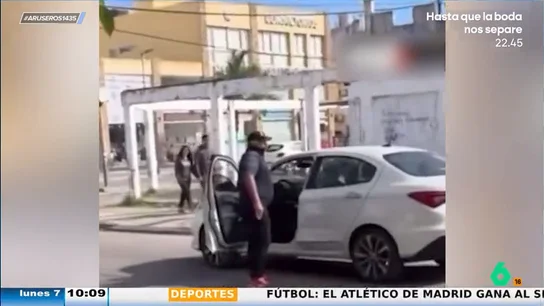 El surrealista momento de dos hombres que tras un accidente y discutir "acaloradamente" se dan cuenta que son amigos El surrealista momento de dos hombres que tras un accidente y discutir "acaloradamente" se dan cuenta que son amigos