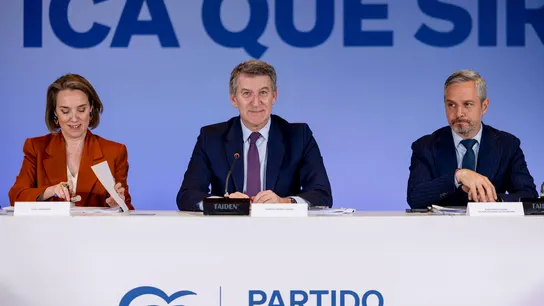 Alberto Núñez Feijóo, flanqueado por Cuca Gamarra y Juan Bravo Alberto Núñez Feijóo, flanqueado por Cuca Gamarra y Juan Bravo