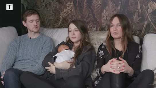 Amy junto a su madre Grace, su padre Angus y su tía Amy, la mujer que hizo posible su nacimiento Amy junto a su madre Grace, su padre Angus y su tía Amy, la mujer que hizo posible su nacimiento