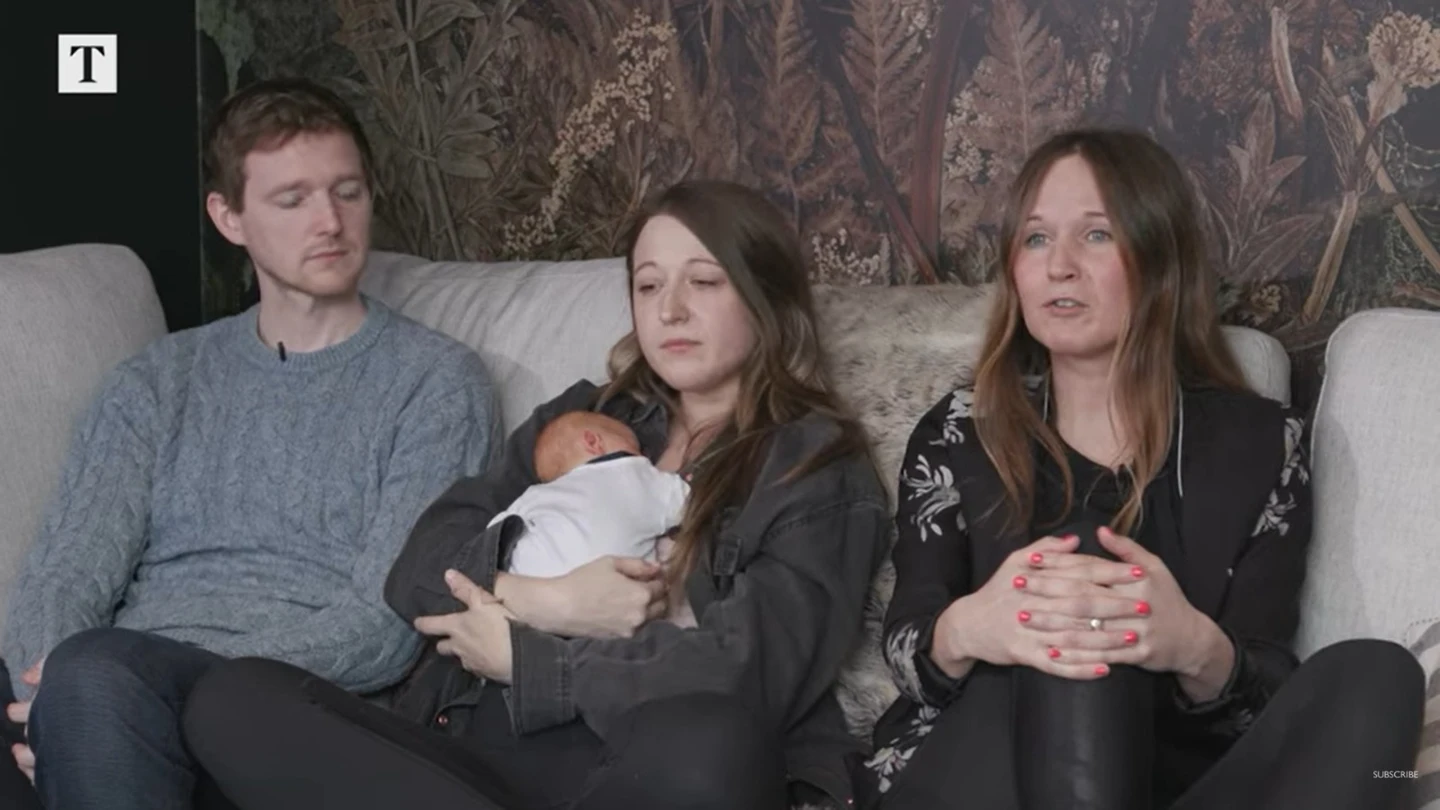 Amy junto a su madre Grace, su padre Angus y su tía Amy, la mujer que hizo posible su nacimiento Amy junto a su madre Grace, su padre Angus y su tía Amy, la mujer que hizo posible su nacimiento