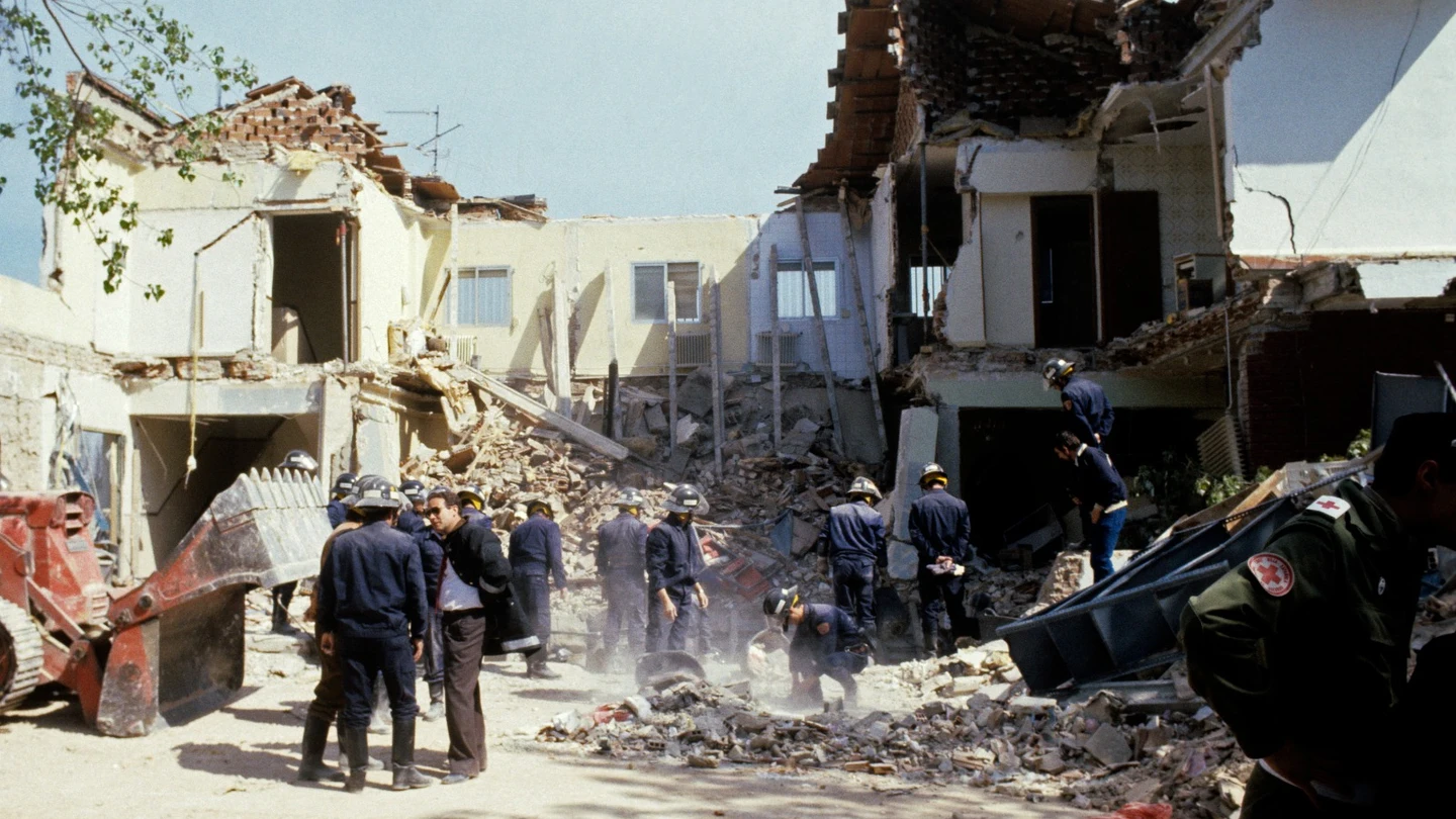 Se cumplen 40 años del primer atentado yihadista en España: 18 muertos y más de 80 heridos Imagen del 13 de abril de 1985, un día después de que el restaurante El Descanso, situado en el kilómetro 14,200 de la N-II y cercano a la base militar estadounidense de Torrejón de Ardoz (Madrid), sufriera un atentado que causó 18 muertos