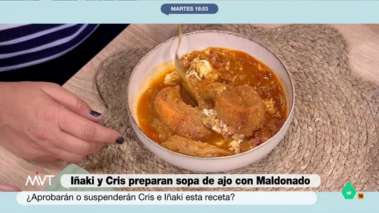 Clase de cocina de Carlos Maldonado para aprender a hacer sopa de ajo Aprende a cocinar esta receta de aprovechamiento junto al chef Carlos Maldonado y el equipo de Más Vale Tarde. No te pierdas el paso a paso para hacer sopa de ajo, una receta fácil y casera.