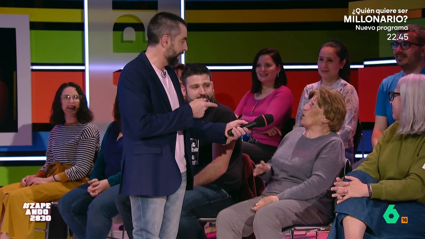 Dani Mateo regala 100 dólares falsos a una fiel espectadora de Zapeando: "Podrían ser buenos..." Adriana le cuenta al presentador del programa que lleva viendo los programas de sobremesa desde 'Se lo que hicistéis'. El presentador, para premiar su fidelidad, ha decidido darle un regalo.