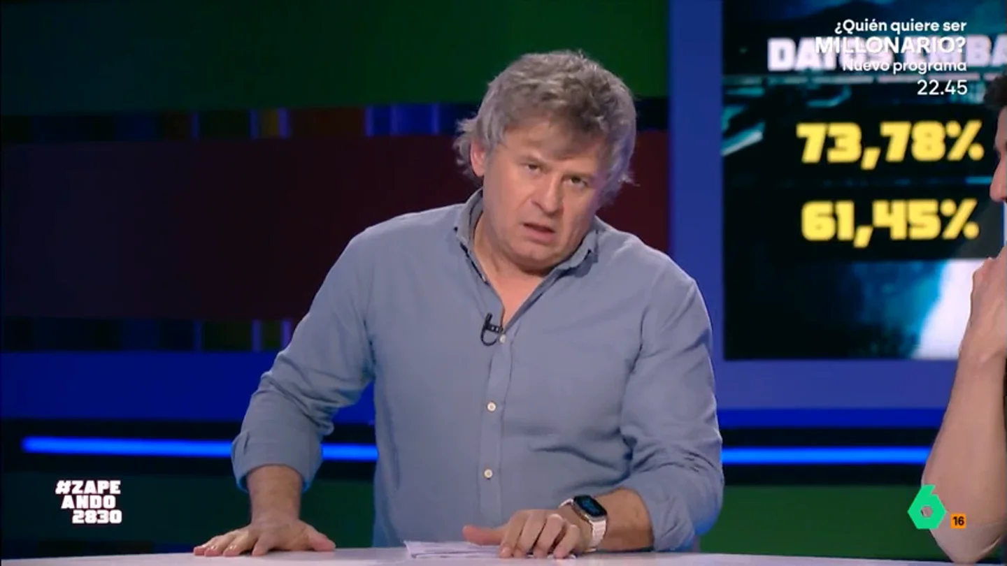 El 'enfado' de Miki Nadal al tener que bailar por los embalses: "Soy algo más que un 'bullate'" Los zapeadores se han levantado a bailar para celebrar el dato de los embalses que ha dado Francisco Cacho pero Miki ha decidido no hacerlo en un primero momento, algo que ha molestado a María Gómez.