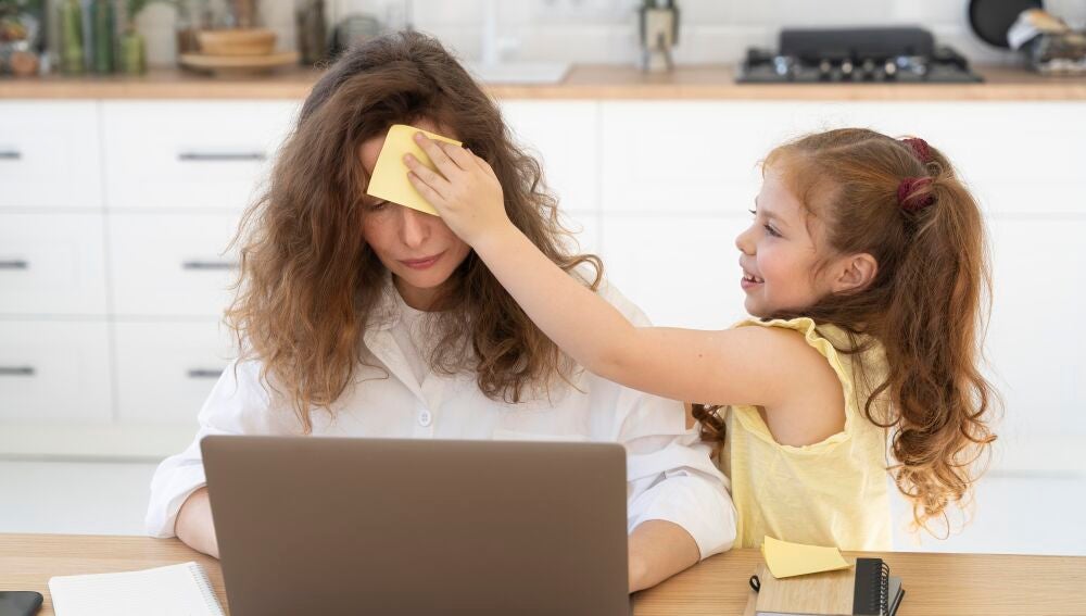 Madre e hija pasando tiempo juntas