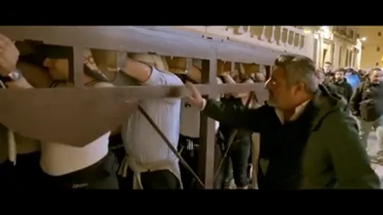 Jalis de la Serna asiste a un ensayo de una hermandad de Semana Santa en Sevilla: "Es un esfuerzo físico extenuante" Jalis de la Serna asiste a un ensayo de una hermandad de Semana Santa en Sevilla: "Es un esfuerzo físico extenuante"