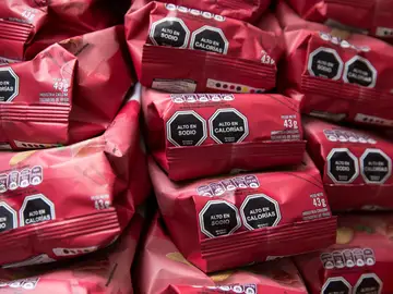 Bolsas de patatas fritas en un puesto callejero de Santiago (Chile). Bolsas de patatas fritas en un puesto callejero de Santiago (Chile).