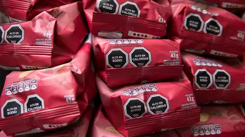 Bolsas de patatas fritas en un puesto callejero de Santiago (Chile). Bolsas de patatas fritas en un puesto callejero de Santiago (Chile).