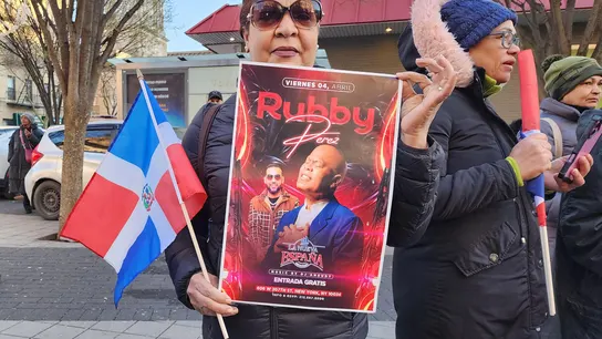 Una mujer sostiene un cartel del cantante Rubby Pérez tras conocer la noticia de su muerte. Una mujer sostiene un cartel del cantante Rubby Pérez durante una vigilia por las victimas del accidente en una discoteca de Santo Domingo este martes, en Nueva York (Estados Unidos).