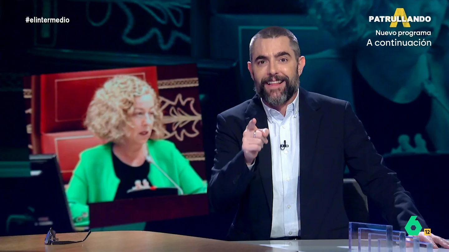 Dani Mateo reacciona a la bronca sobre el aire condicionado en el Parlamento canario: "No es un tema de broma" Dani Mateo analiza en este vídeo el surrealista momento en el Parlamento canario donde su presidenta, Ana Oramas, paraba la sesión para abordar las quejas por el aire acondicionado: "Les prohíbo que me manden whatsapp", afirmaba.