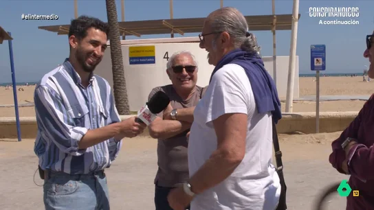 Un turista italiano se 'enfada' con Isma Juárez cuando le cuenta que parte los espaguetis: "No lo digas..." ¿Qué hace la gente que se va de vacaciones antes de las vacaciones? El reportero se ha desplazado hasta Valencia para charlar con algunos turistas y preguntar cómo puede visitar la playa a pesar de no ser festivo.