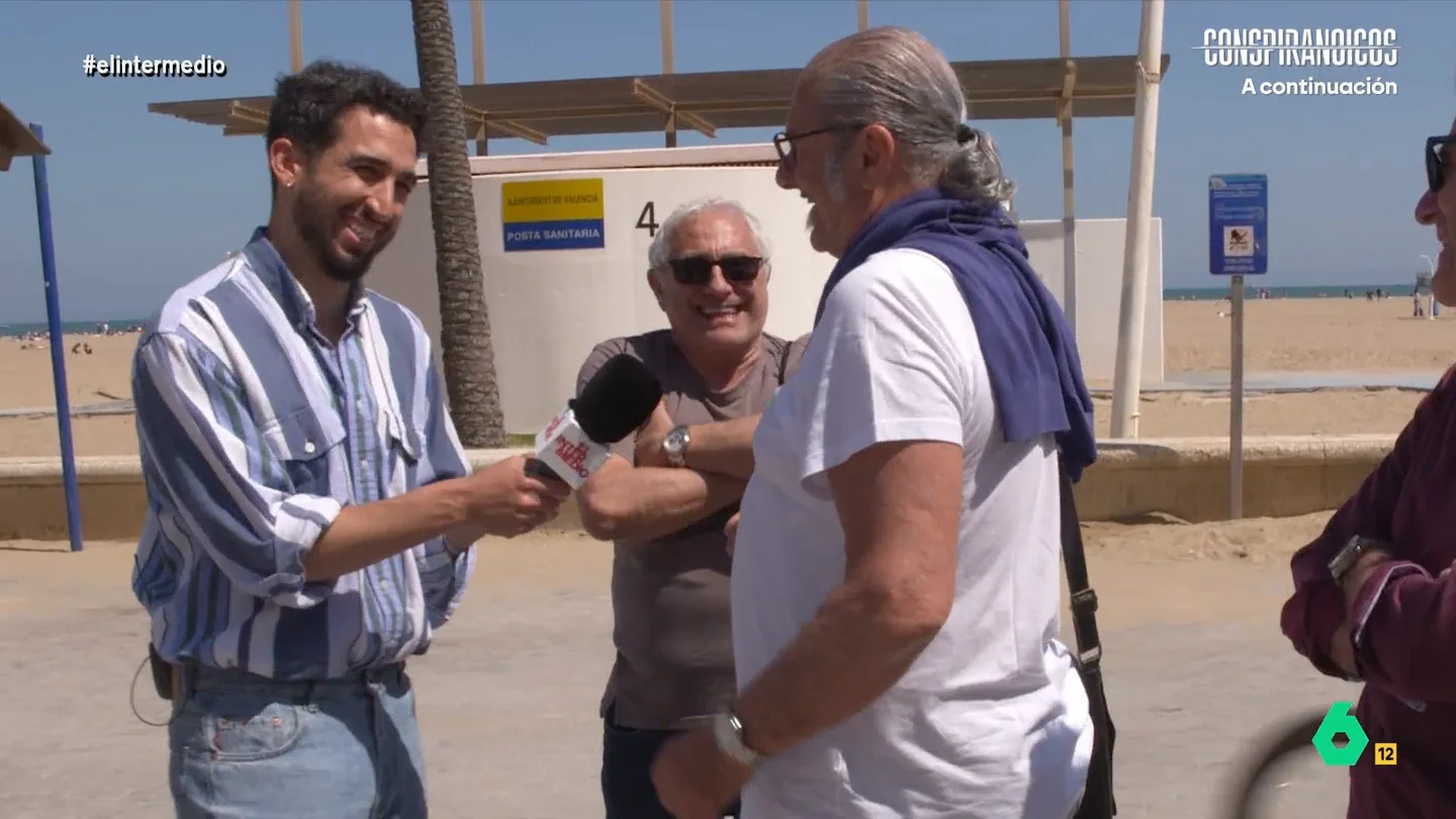 Un turista italiano se 'enfada' con Isma Juárez cuando le cuenta que parte los espaguetis: "No lo digas..." ¿Qué hace la gente que se va de vacaciones antes de las vacaciones? El reportero se ha desplazado hasta Valencia para charlar con algunos turistas y preguntar cómo puede visitar la playa a pesar de no ser festivo.