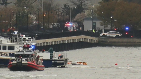 Los equipos de rescate trabajan en el río Hudson tras el accidente de helicóptero Los equipos de rescate trabajan en el río Hudson tras el accidente de helicóptero