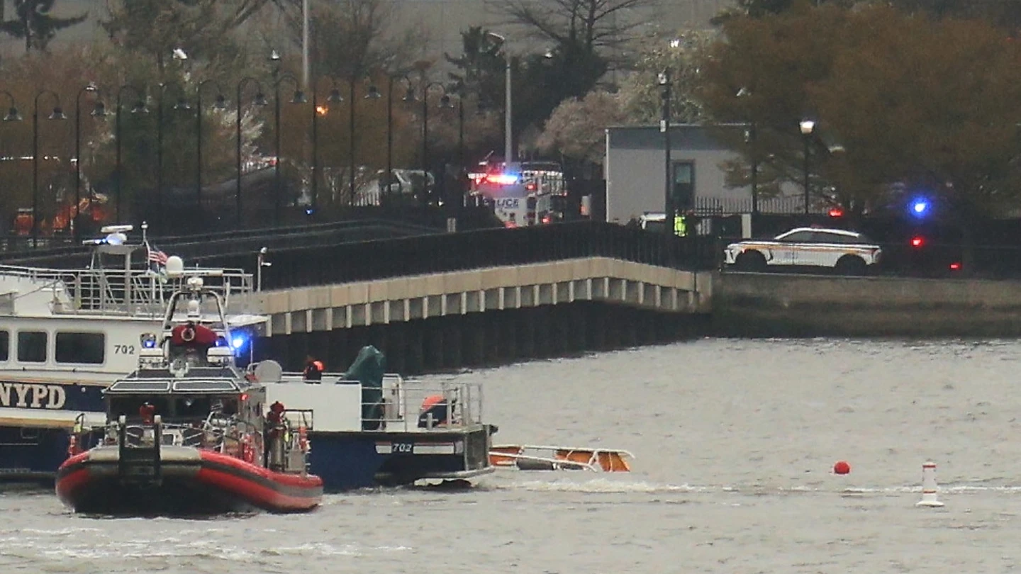 Los equipos de rescate trabajan en el río Hudson tras el accidente de helicóptero Los equipos de rescate trabajan en el río Hudson tras el accidente de helicóptero