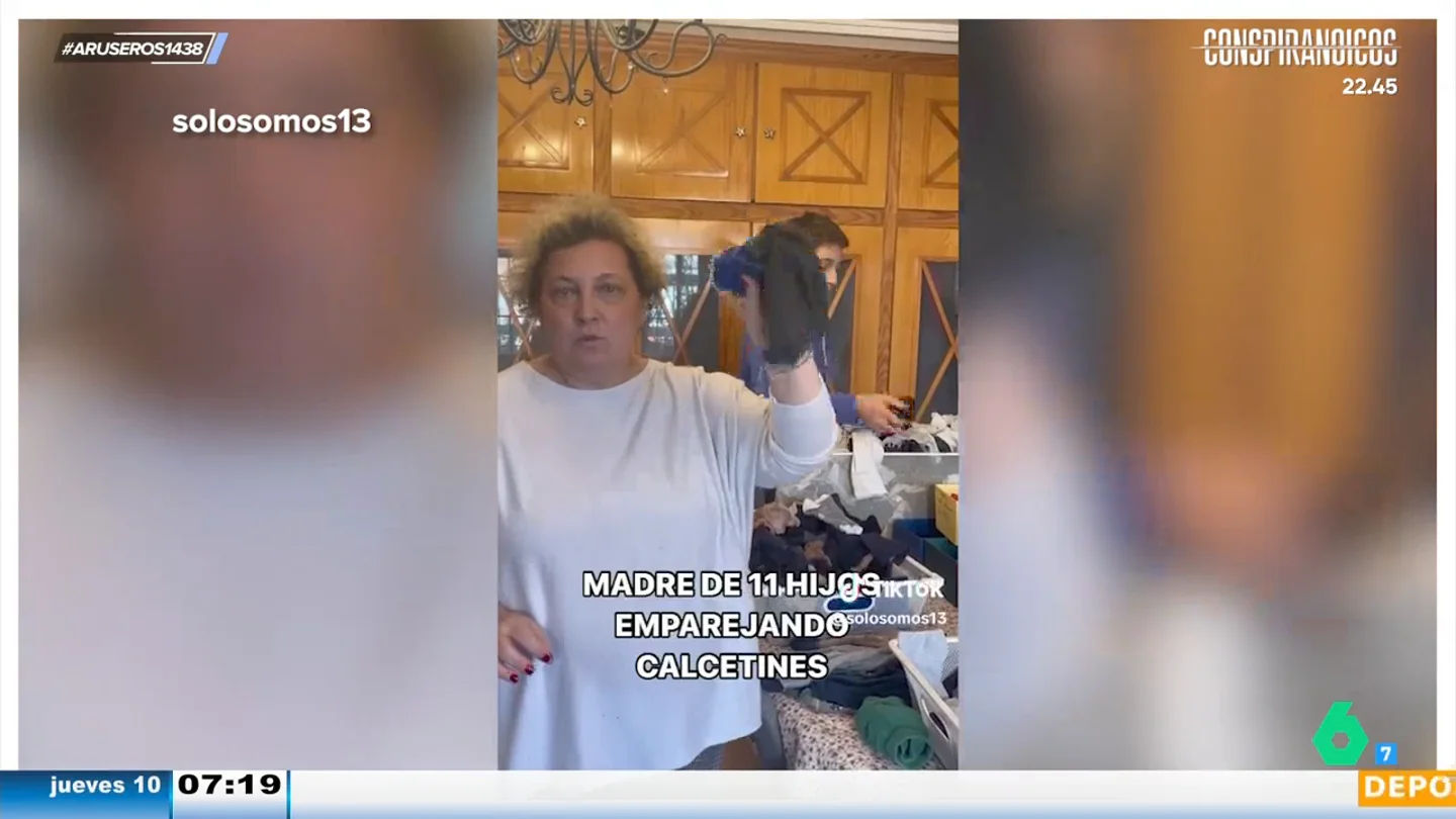 La logística de una madre con 11 hijos para doblar más de "350 millones" de calcetines: "No hay mayor tortura que esto" La logística de una madre con 11 hijos para doblar más de "350 millones" de calcetines: "No hay mayor tortura que esto"
