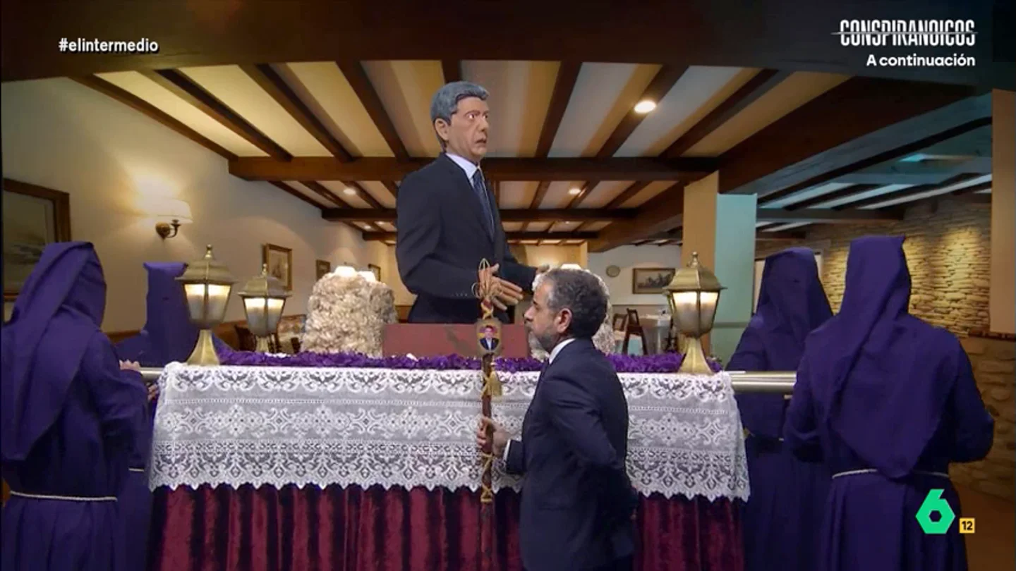 Carlos Mazón, 'Nuestro Señor de la Perpetua Sobremesa', llega al Ventorro: "Cada vez que viene le gusta recrearse" El presidente de la Generalitat Valenciana se convierte en el protagonista de la Semana Santa de El Intermedio y la Hermandad del Santo Tardeo Valenciano hace su primera estación de penitencia es "ese sacrosanto lugar de esparcimiento".