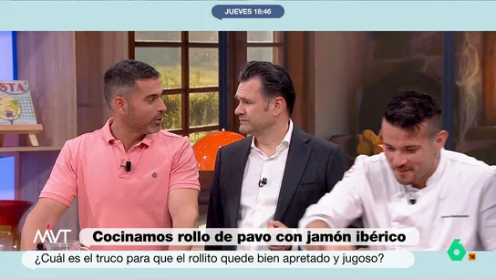 Iñaki López demuestra su 'dominio' del italiano: "Allora, prego, molto facile..." El chef Carlos Maldonado ha preparado un plato inspirado en un popular plato italiano: los 'involtinis'. El cocinero, en su caso, ha utilizado carne de pavo, jamón serrano, espárragos y queso para elaborar este delicioso plato.