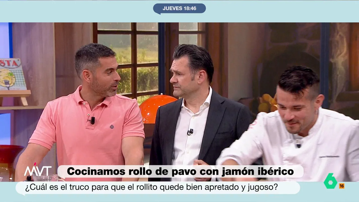 Iñaki López demuestra su 'dominio' del italiano: "Allora, prego, molto facile..." El chef Carlos Maldonado ha preparado un plato inspirado en un popular plato italiano: los 'involtinis'. El cocinero, en su caso, ha utilizado carne de pavo, jamón serrano, espárragos y queso para elaborar este delicioso plato.