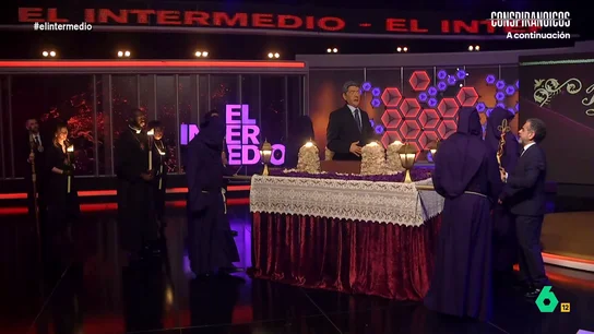 Los costaleros no pueden levantar el paso del 'santísimo Mazón': "Se aferra como si fuera su asiento de president" La talla de 'Nuestro Señor de la Perpetua Sobremesa' es una de las más hermosas del maestro imaginero Feijóo". "El rostro cincelado en acero galvanizado no llega a igualar la dureza de la cara del santísimo Mazón", afirma Wyoming.