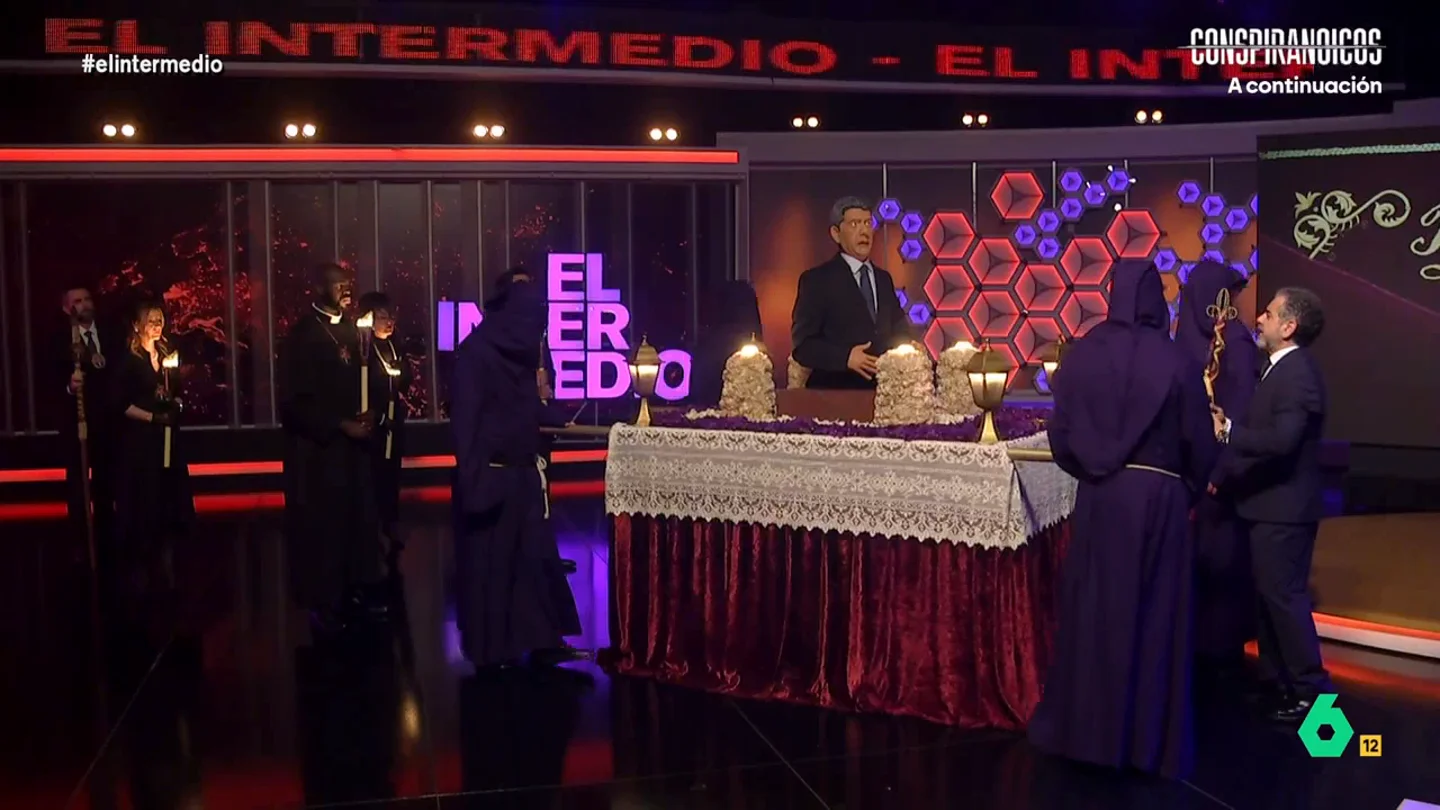 Los costaleros no pueden levantar el paso del 'santísimo Mazón': "Se aferra como si fuera su asiento de president" La talla de 'Nuestro Señor de la Perpetua Sobremesa' es una de las más hermosas del maestro imaginero Feijóo". "El rostro cincelado en acero galvanizado no llega a igualar la dureza de la cara del santísimo Mazón", afirma Wyoming.