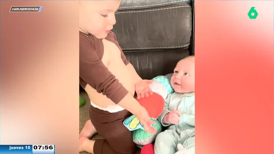 El entrañable vídeo viral del niño que intenta darle el pecho a su hermano pequeño El entrañable vídeo viral del niño que intenta darle el pecho a su hermano pequeño