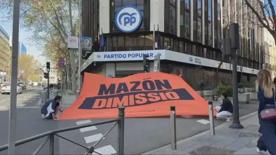 Compromís lleva la protesta a Madrid: una lona gigante frente a Génova para pedir la dimisión Mazón Compromís lleva la protesta a Madrid: una lona gigante frente a Génova para pedir la dimisión Mazón