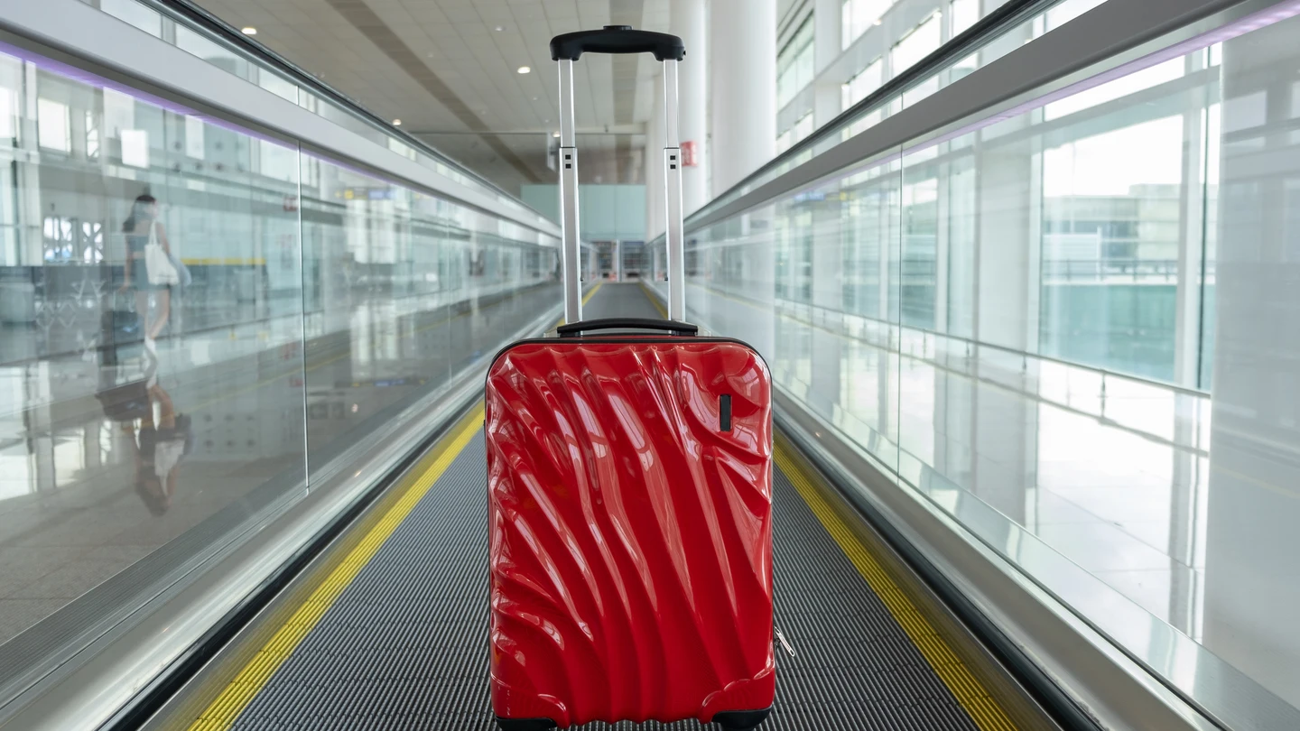 Maleta con ruedas en el aeropuerto Maleta con ruedas en el aeropuerto