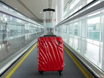 Maleta con ruedas en el aeropuerto Maleta con ruedas en el aeropuerto