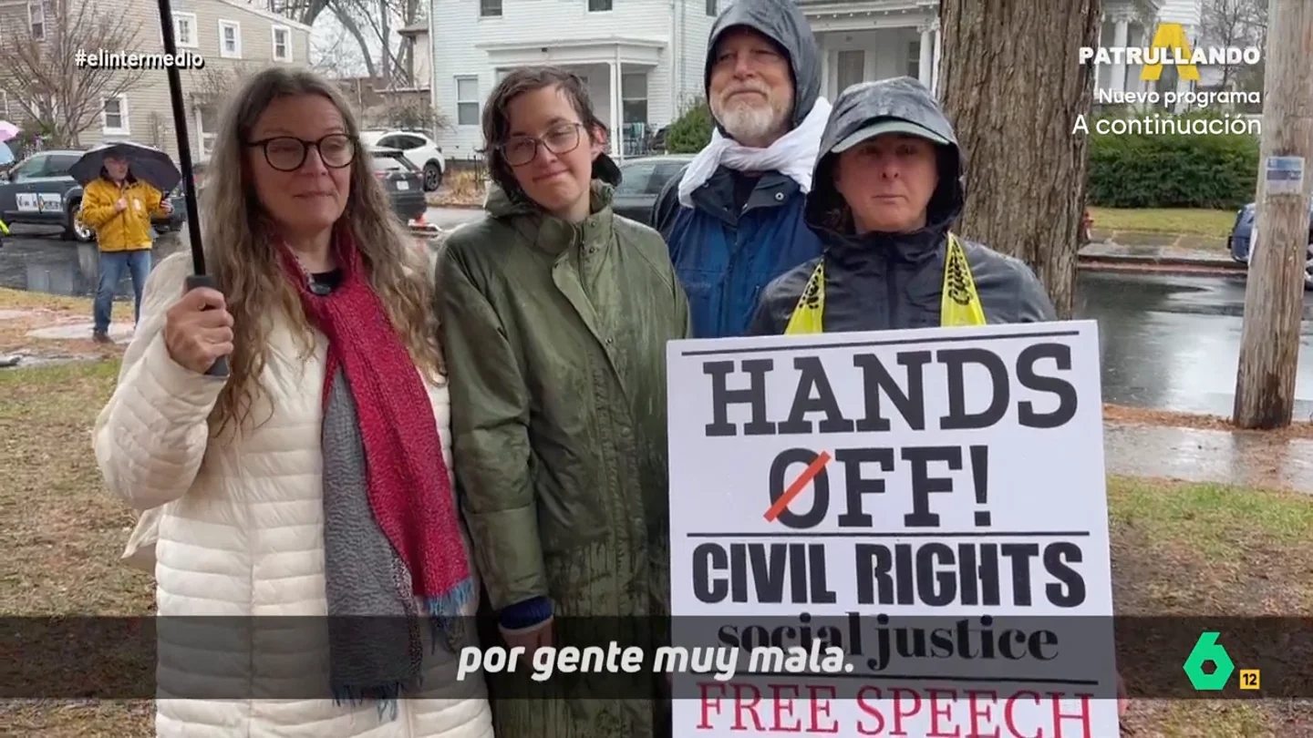 Una mujer, que acudió a las concentraciones contra Trump, a Guillermo Fesser: "América está secuestrada por gente muy mala" Su nuevo plan arancelario así que como su política de recortes ha llevado a miles de estadounidenses a protestar contra el presidente Donald Trump. Guillermo Fesser acudió a una de estas concentraciones para conocer el sentir de los ciudadanos.