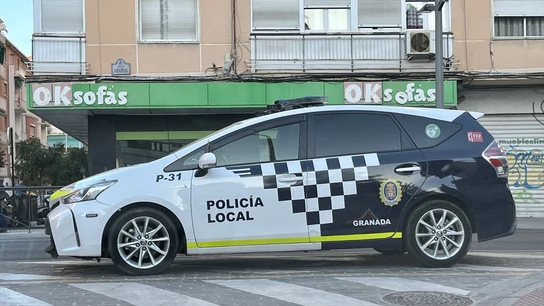 Imagen de archivo de un coche de la Policía Local de Granada. Imagen de archivo de un coche de la Policía Local de Granada.