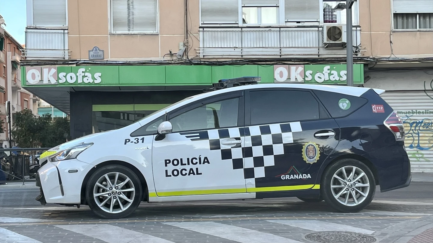 Imagen de archivo de un coche de la Policía Local de Granada. Imagen de archivo de un coche de la Policía Local de Granada.
