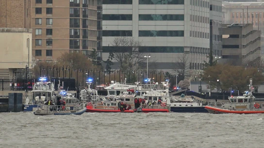 La policía y los bomberos de Nueva York y Nueva Jersey acuden al lugar del accidente La policía y los bomberos de Nueva York y Nueva Jersey acuden al lugar del accidente