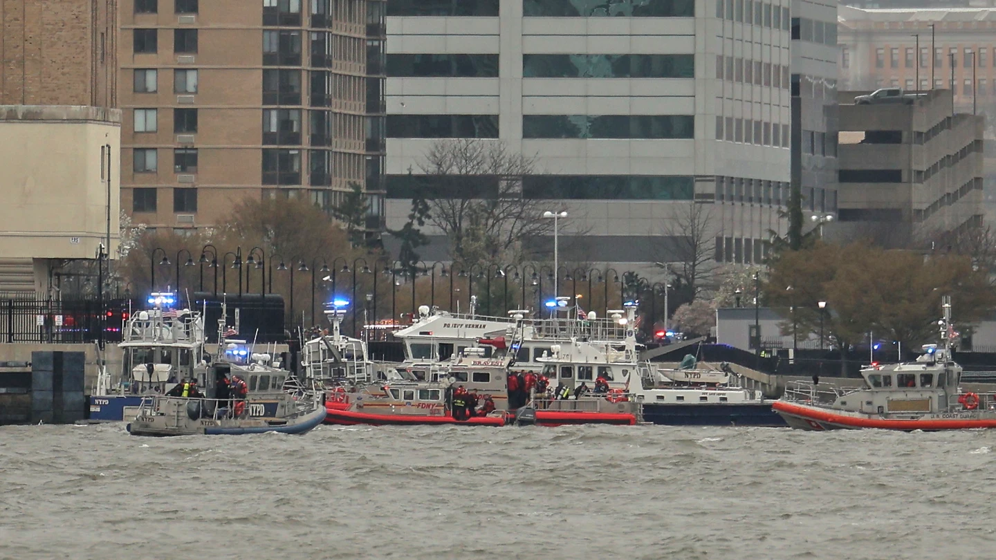 La policía y los bomberos de Nueva York y Nueva Jersey acuden al lugar del accidente La policía y los bomberos de Nueva York y Nueva Jersey acuden al lugar del accidente