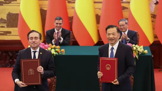 El ministro de Exteriores de España, José Manuel Albares, durante el acto de firma de acuerdos con China en presencia del presidente del Gobierno, Pedro Sánchez y el ministro chino de Comercio, Wang Wentao El ministro de Exteriores de España, José Manuel Albares, durante el acto de firma de acuerdos con China en presencia del presidente del Gobierno, Pedro Sánchez y el ministro chino de Comercio, Wang Wentao