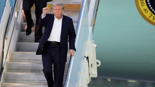 El presidente de Estados Unidos (EEUU), Donald Trump, a su llegada este viernes al aeropuerto de Palm Beach. El presidente de Estados Unidos (EEUU), Donald Trump, a su llegada este viernes al aeropuerto de Palm Beach.