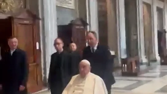 El Papa reaparece por sorpresa por tercera vez, ya sin las cánulas nasales El Papa reaparece por sorpresa por tercera vez, ya sin las cánulas nasales
