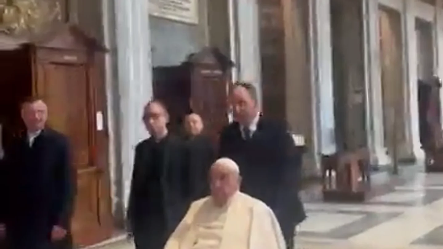 El Papa reaparece por sorpresa por tercera vez, ya sin las cánulas nasales El Papa reaparece por sorpresa por tercera vez, ya sin las cánulas nasales