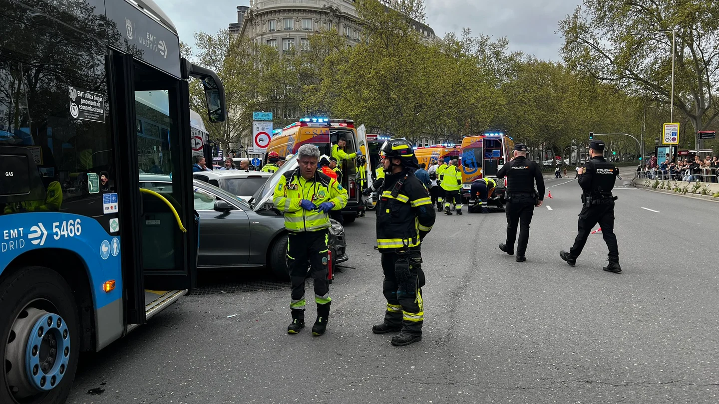 Un conductor de autobús sufre un síncope y provoca un accidente múltiple en Madrid. Un conductor de autobús sufre un síncope y provoca un accidente múltiple en Madrid.