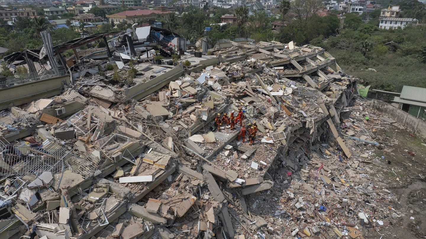Asciende a casi 3.700 los muertos en el terremoto de Myanmar y los heridos ya superan los 5.000 Asciende a casi 3.700 los muertos en el terremoto de Myanmar y los heridos ya superan los 5.000